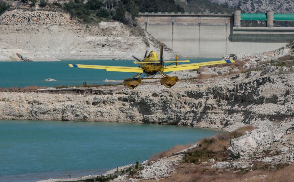 Incendio forestal en el pantano de Guadalest