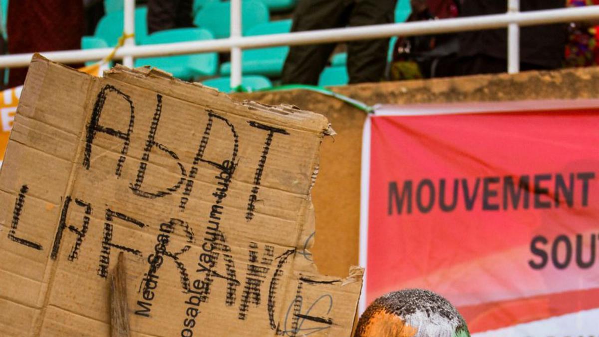 Un nigerino sostiene una pancarta en contra de Francia.  | | REUTERS