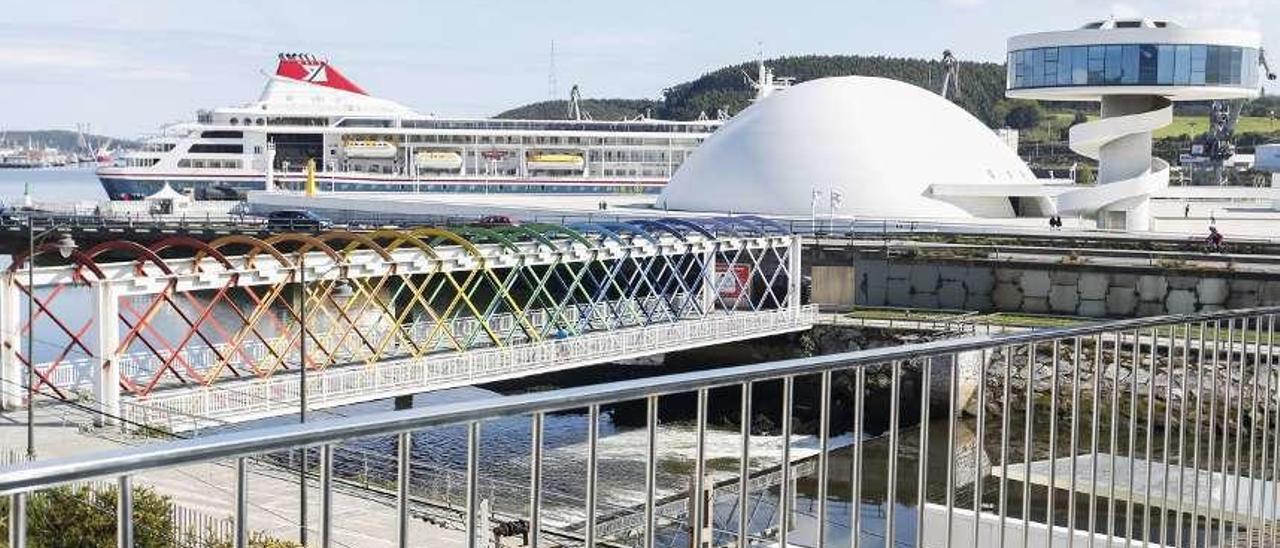 Un crucero atracado en el muelle de San Agustín.