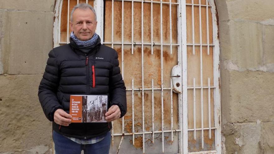 Francesc Ruiz amb el quadern sobre la Germandat