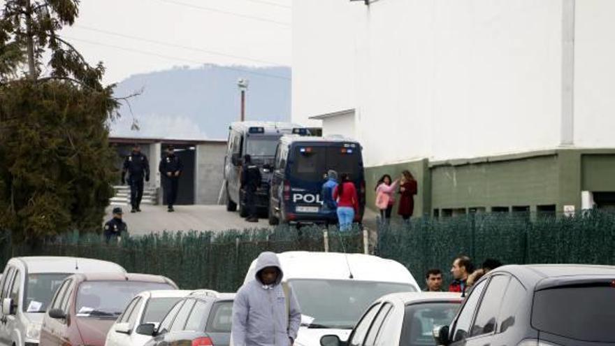 Furgones de la Policia Nacional a l&#039;interior de l&#039;escorxador, dimecres