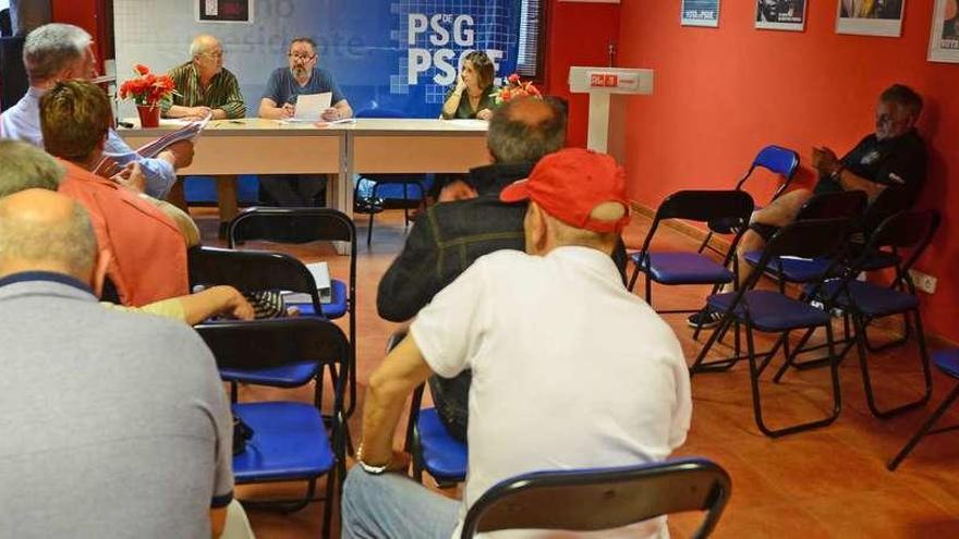 Asamblea socialista celebrada ayer en Cangas. // Gonzalo Núñez