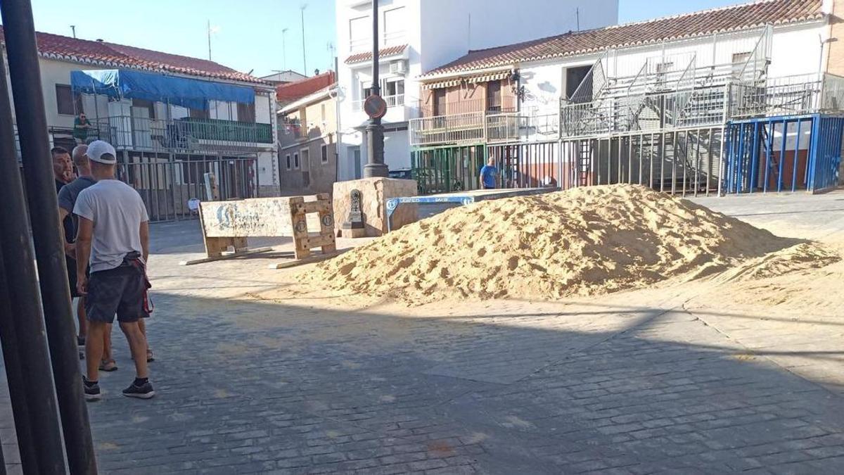 Últimos ajustes a la plaza para 'els bous al carrer' de Albalat dels Tarongers.