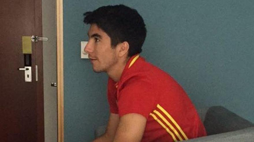 ¿Qué hace Carlos Soler sentado en un sillón encima de la cama?