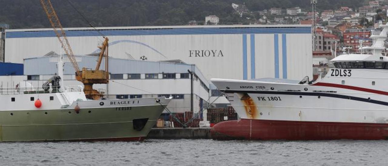 Dos de los arrastreros en Vigo, tras regresar de la primera campaña del año. |  RICARDO GROBAS