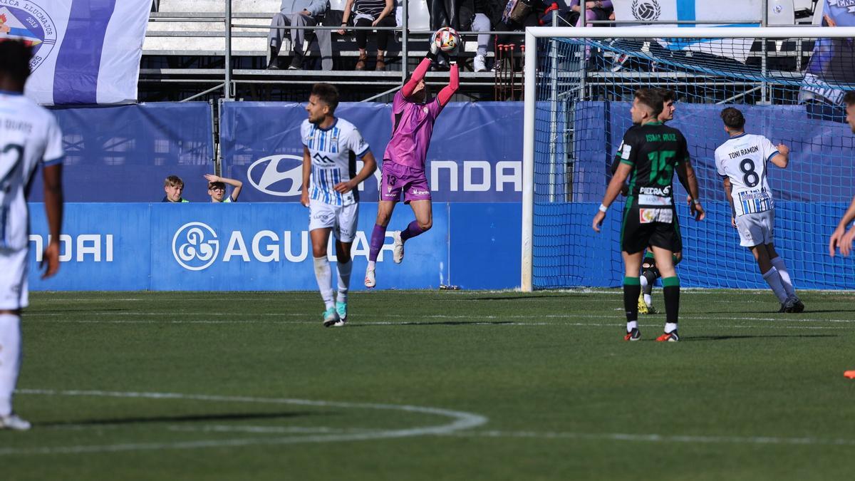 Carlos Marín, durante una acción del duelo en el Estadio Balear.