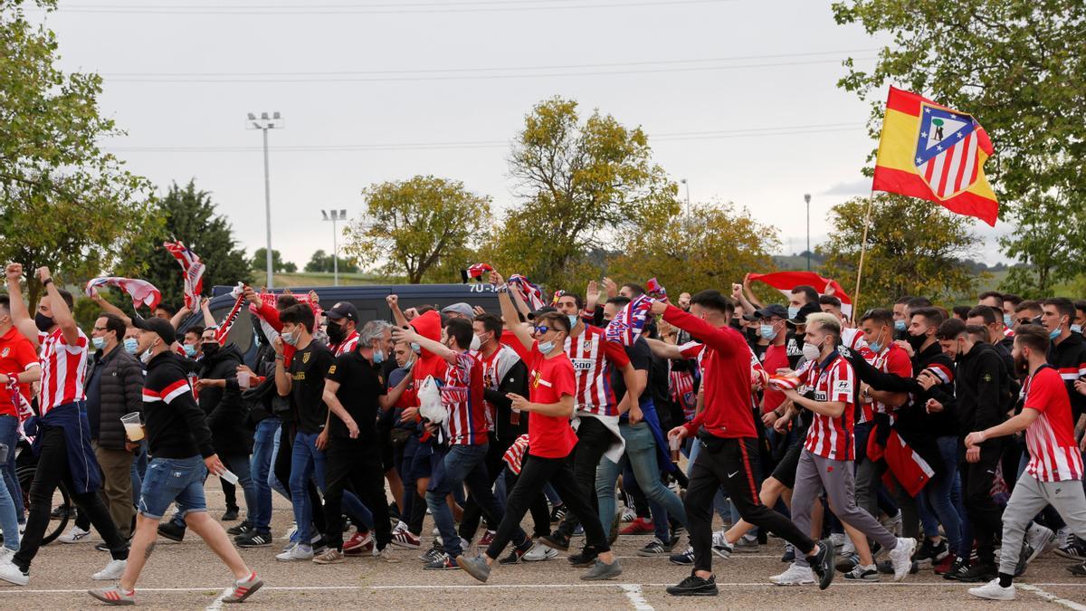 Cientos de aficionados del Atlético toman las calles