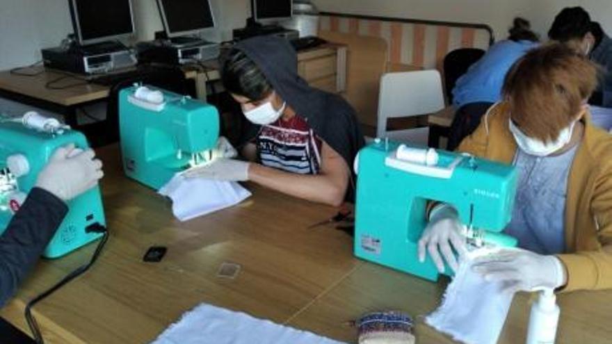 Los menores protegidos también ayudan creando mascarillas y mensajes de ánimo