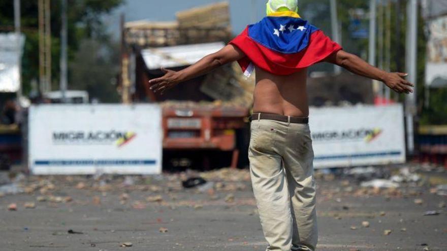 Opositores piden a los soldados de Maduro que deserten y luchen juntos por Venezuela