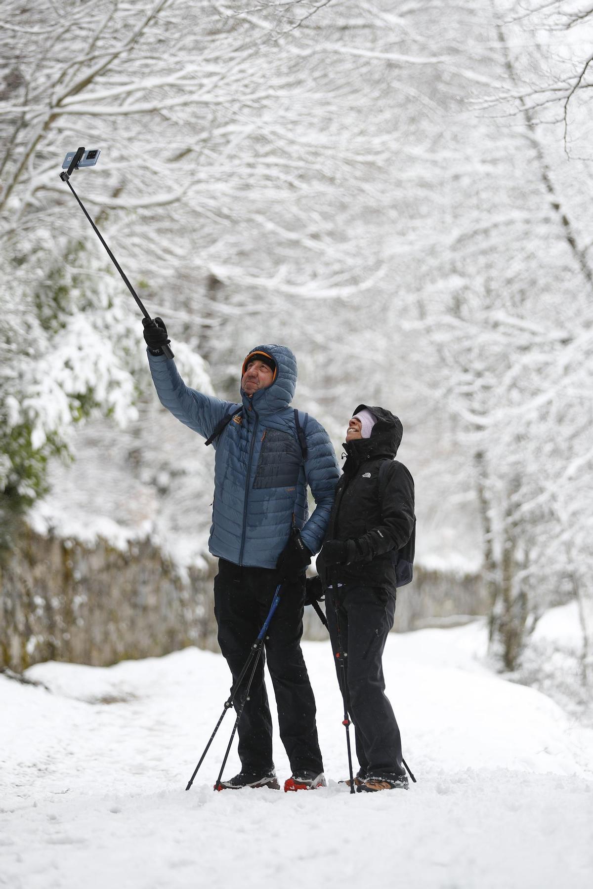 Dos senderistas sacándose una foto en la nieve