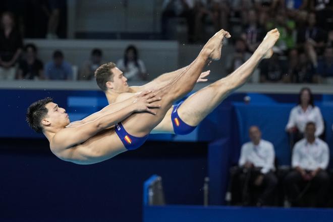 Adrian Abadia y Nicolas Garcia Boissier en la competición de saltos en la prueba de trampolín 3m sincronizado masculino en los Juegos Olímpicos París 2024. 