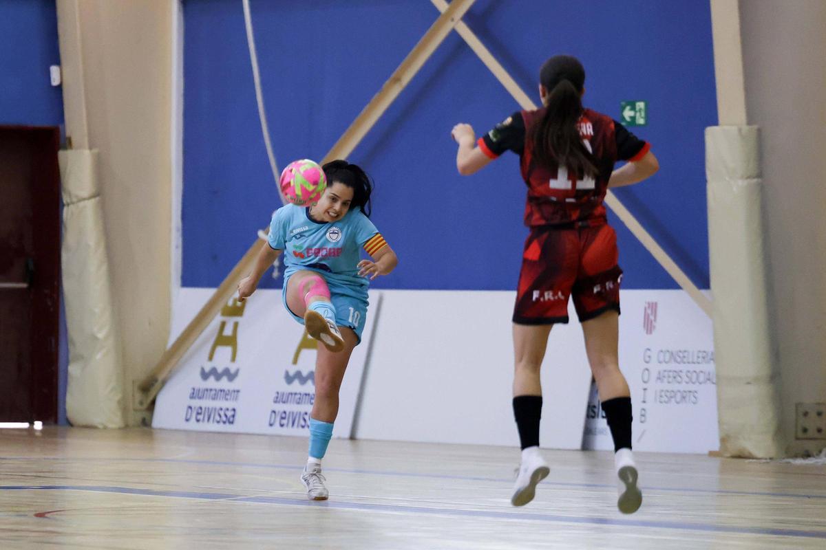Larissa se viste de superheroína para darle un punto al San Pablo-Eivissa
