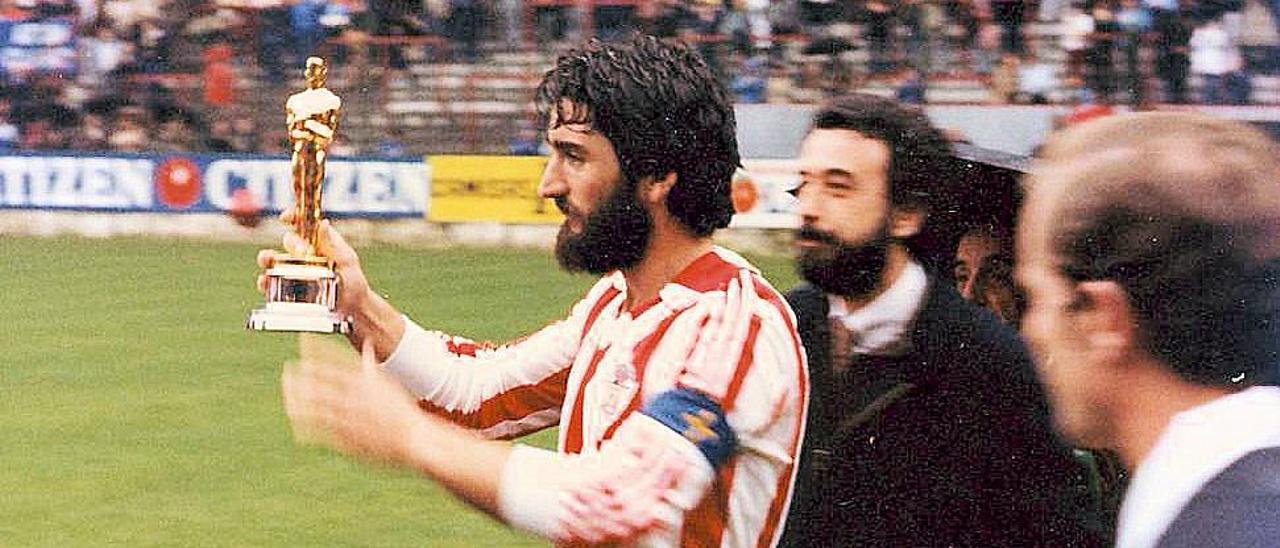 Redondo, con el Oscar de "Volver a empezar", ante José Luis Garci.