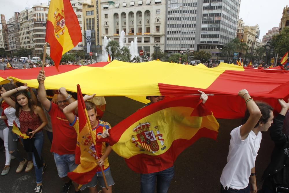 Caravana de vehículos con banderas españolas en València