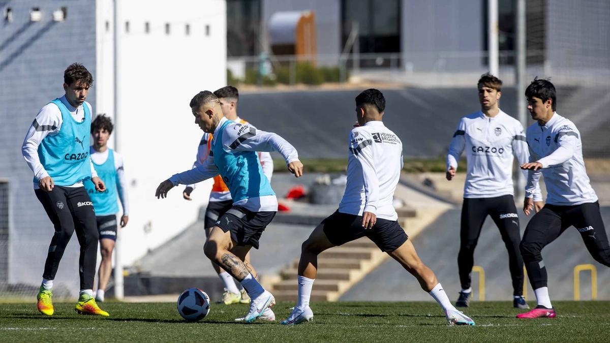 El filial valencianista, en un entrenamiento