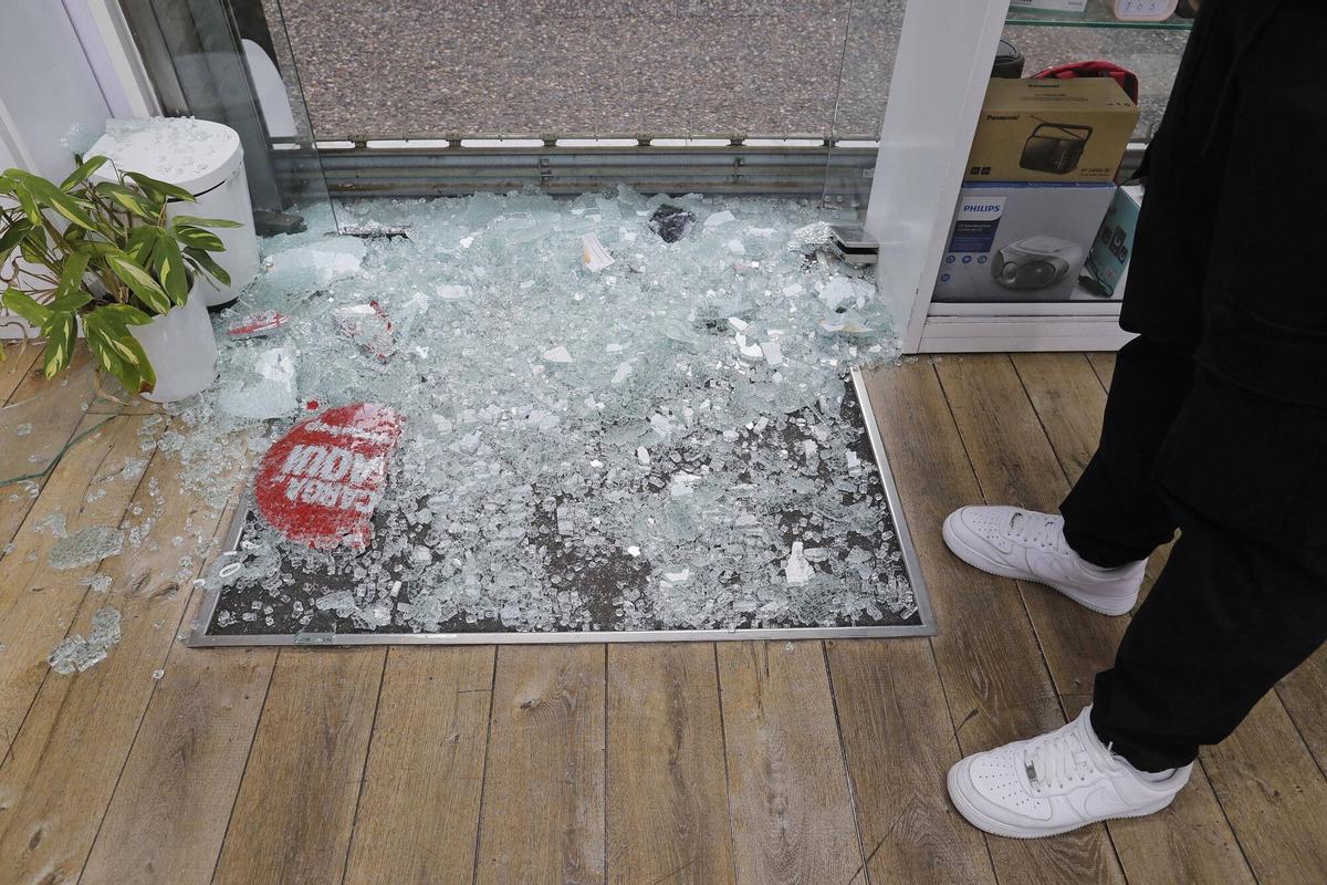 Girona. Carrer Joan Maragall 50. Robatori botiga de telefons mobils Sky Tec.