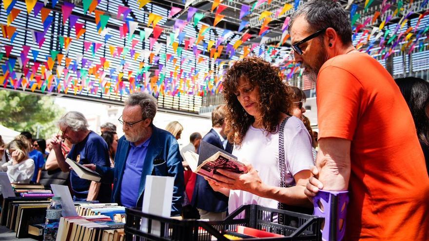 Llibres, creus, un pilar i focs d’artifici a Figueres