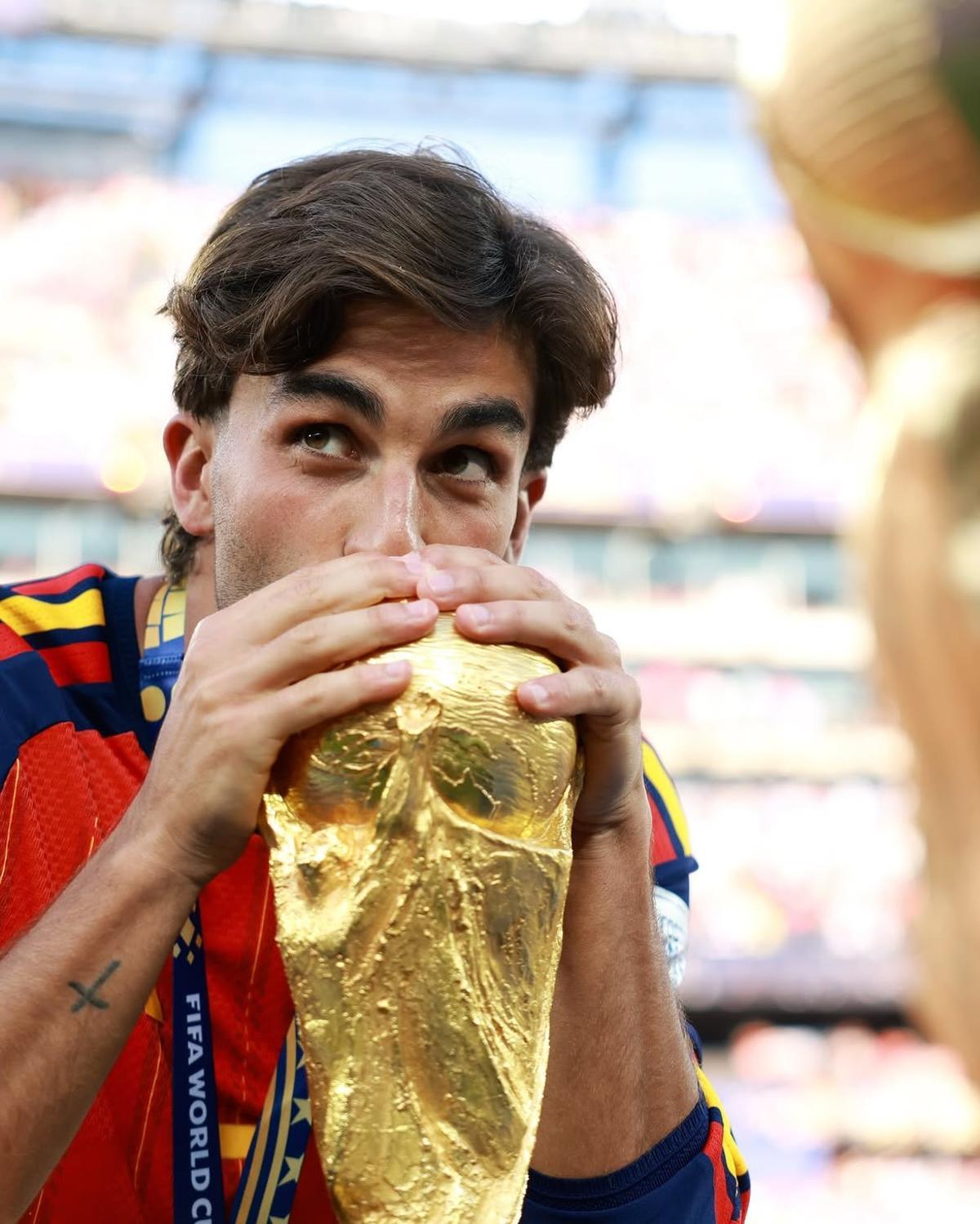 Ferran besa la copa del mundo