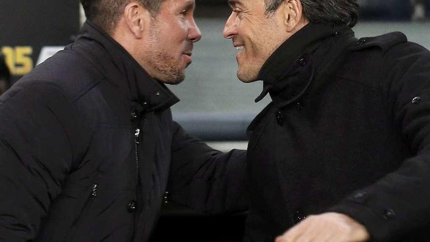 Simeone y Luis Enrique se saludan antes de un partido.