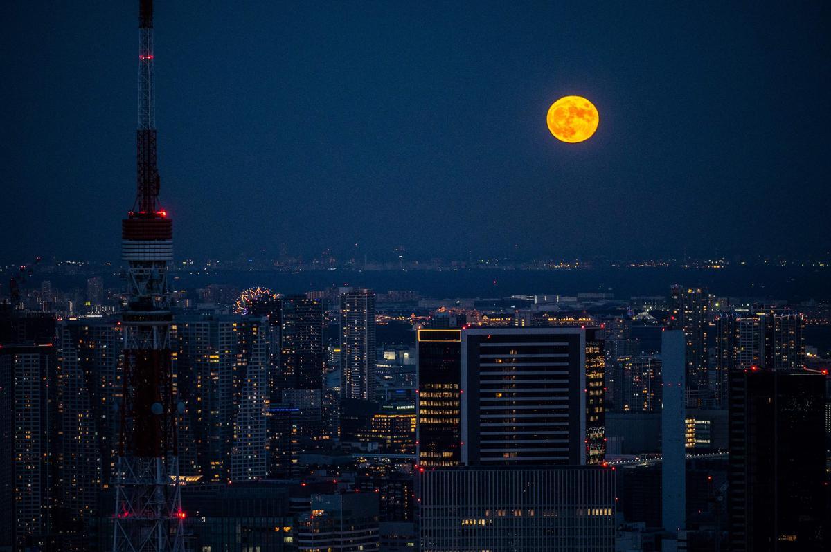 La Luna llena de septiembre, vista desde el mirador de la Torre Mori, en Roppongi Hills, Tokyo.