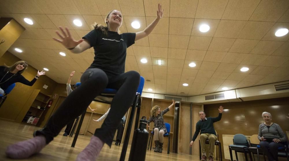 Bailarines de la compañía neoyorquina de Mark Morris imparten una clase en Oviedo para mejorar el equilibrio y la flexibilidad de enfermos con temblores