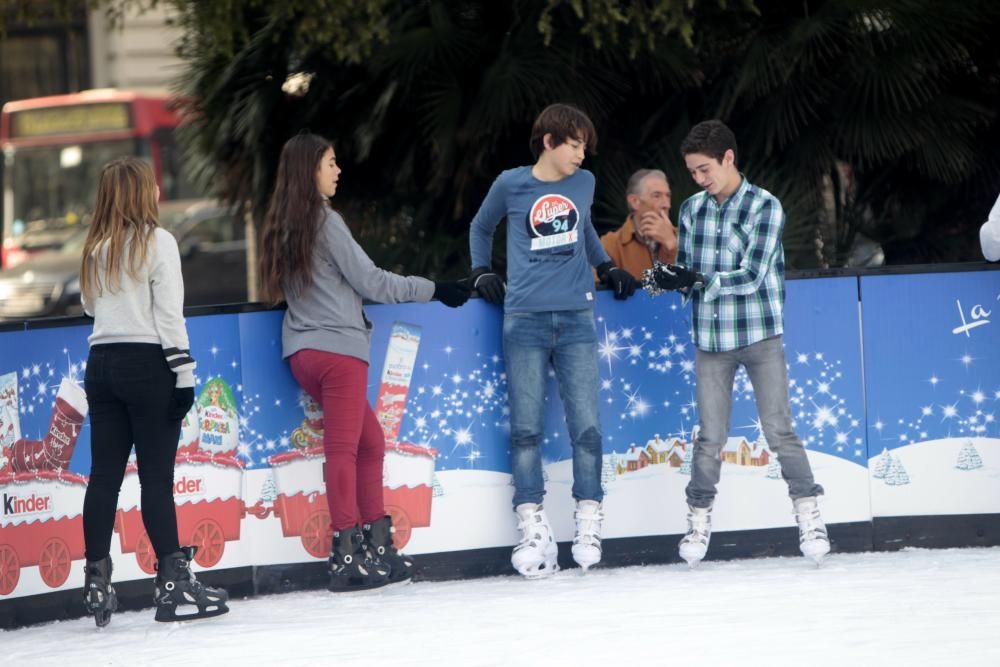 Pista de hielo y tiovivo en la Plaza del Ayuntamiento