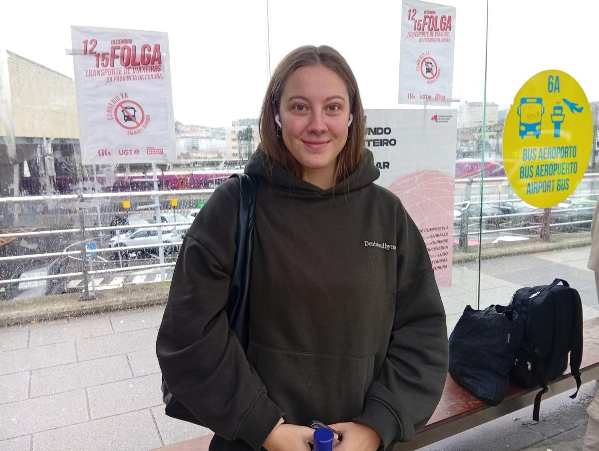 Paula Veiga, de Fontiñas, esta mañana en la parada situada en frente a la Estación Intermodal de Santiago.