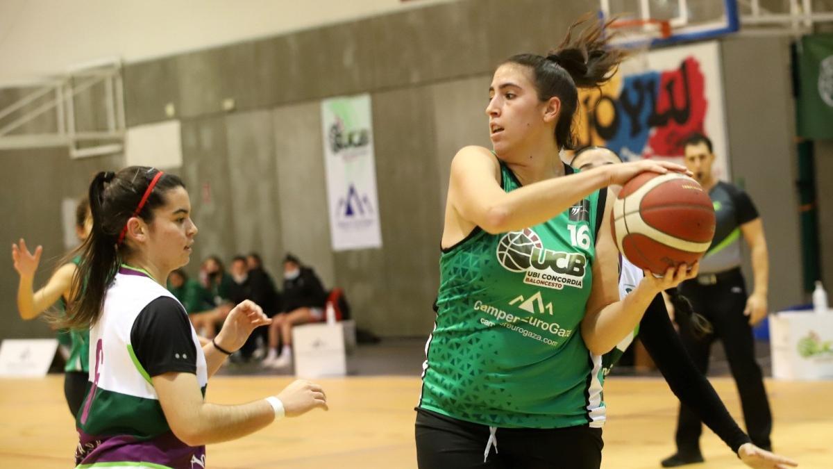 Marina Santiago (UCB) protege el balón de una jugadora del Unicaja.