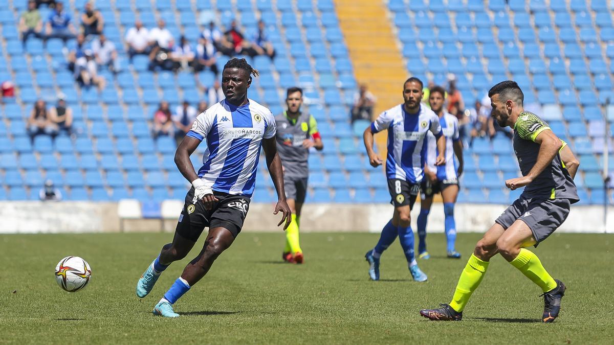 Bikoro trata de habilitar a un compañero tras ingresar en el partido justo después del descanso.