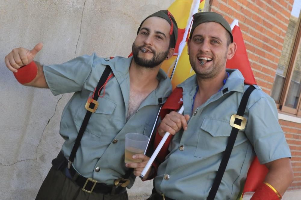 Desfile de peñas en Moraleja del Vino.