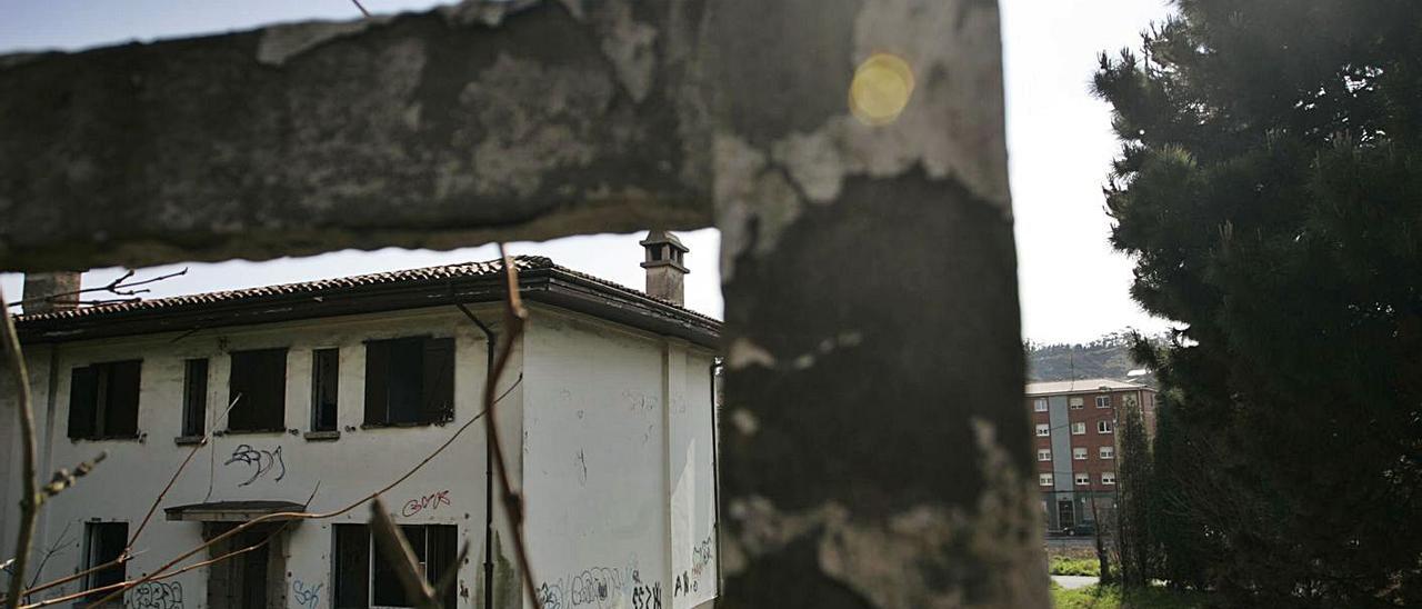 Casas en estado ruinoso en la ciudad-jardín de Cantos.