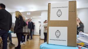 Una urna electoral para votar a los candidatos argentinos.