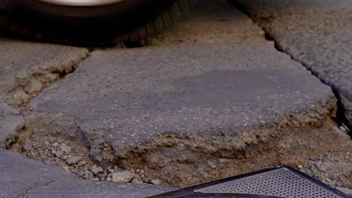 Un vehículo circula sobre uno de los desperfectos de la carretera de Alcantarilla.