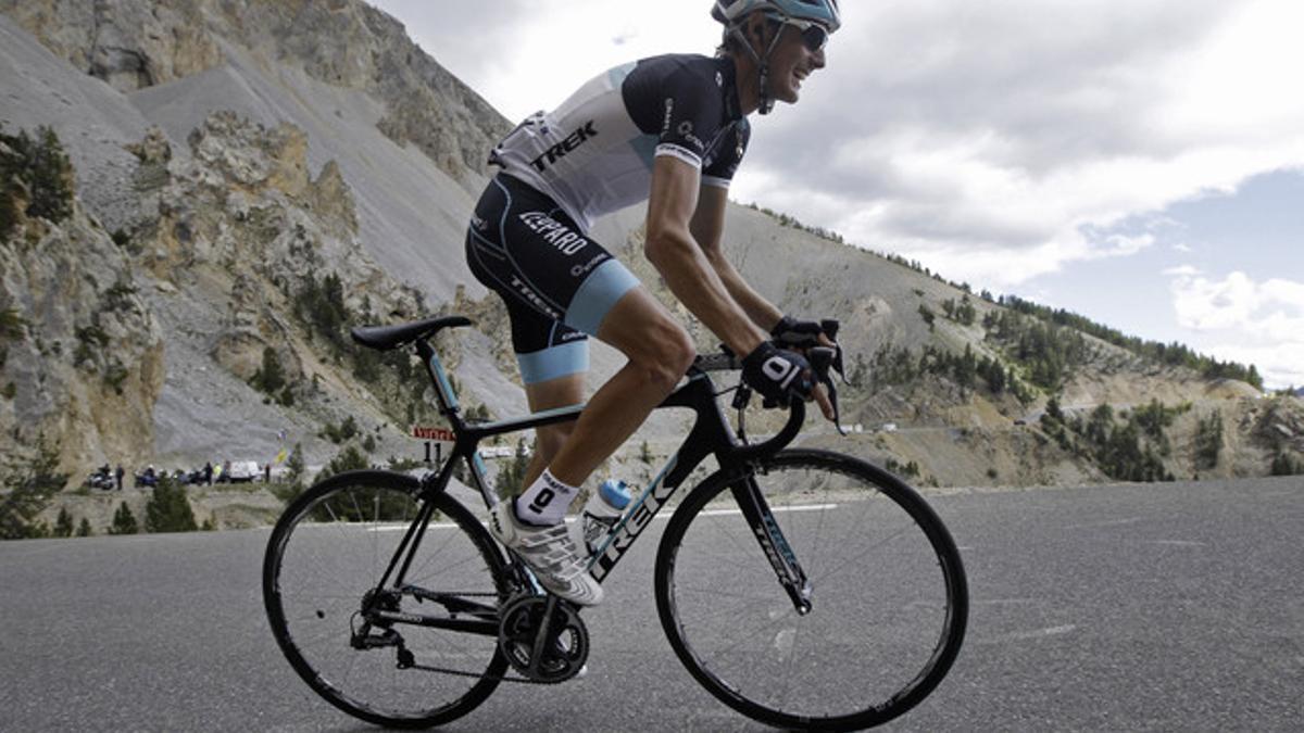 Un Andy Schleck escapado escala el alto del Izoard