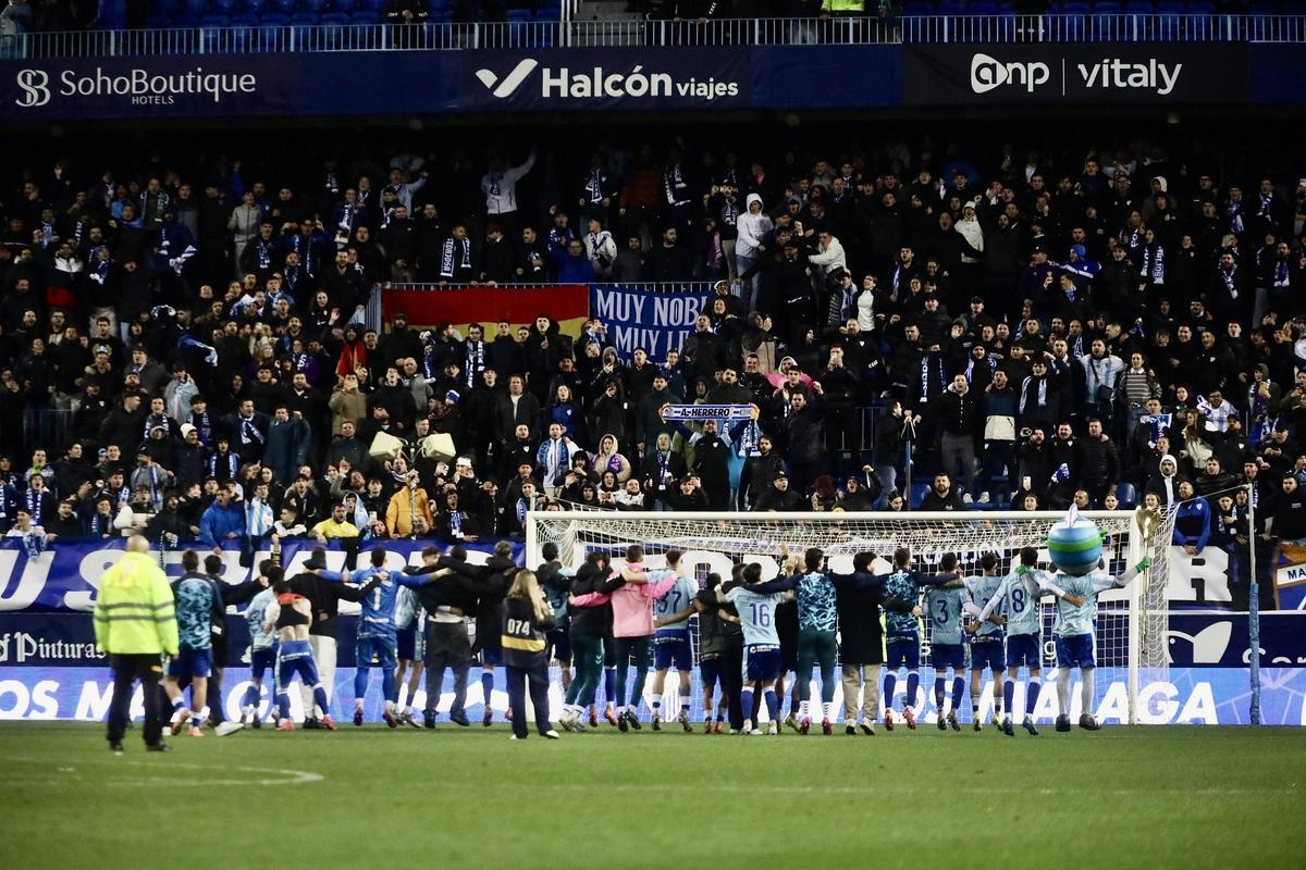 Los jugadores celebran con la afición la victoria en La Rosaleda frente al Burgos.