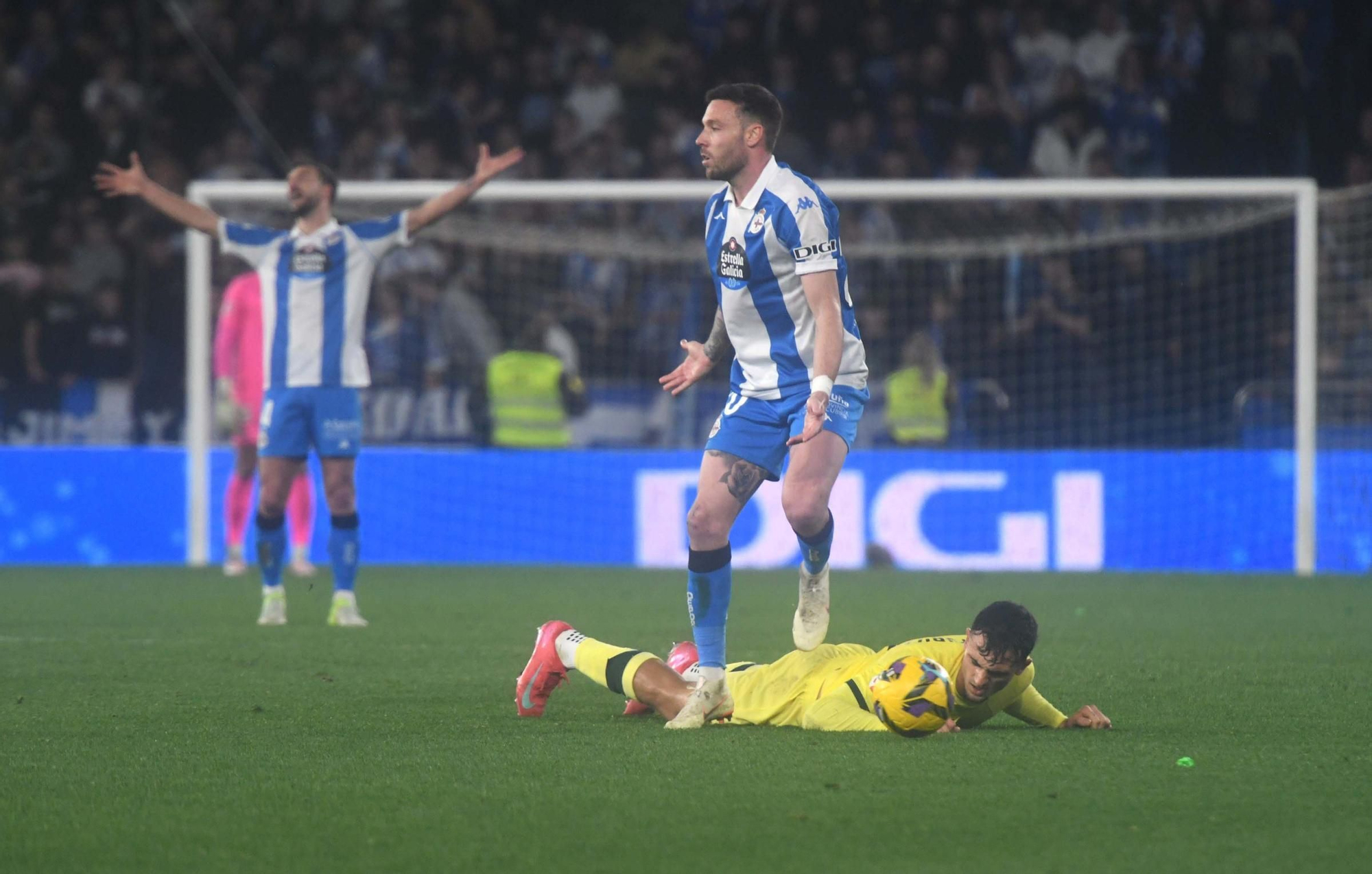 El Deportivo doblega al Almería en Riazor (3-1)