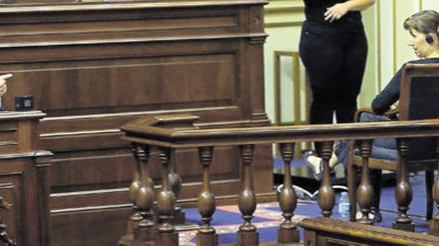 Paulino Rivero, en la tribuna del Parlamento, se dirige al presidente del PP, José Manuel Soria, durante su intervención ayer en el debate de investidura.