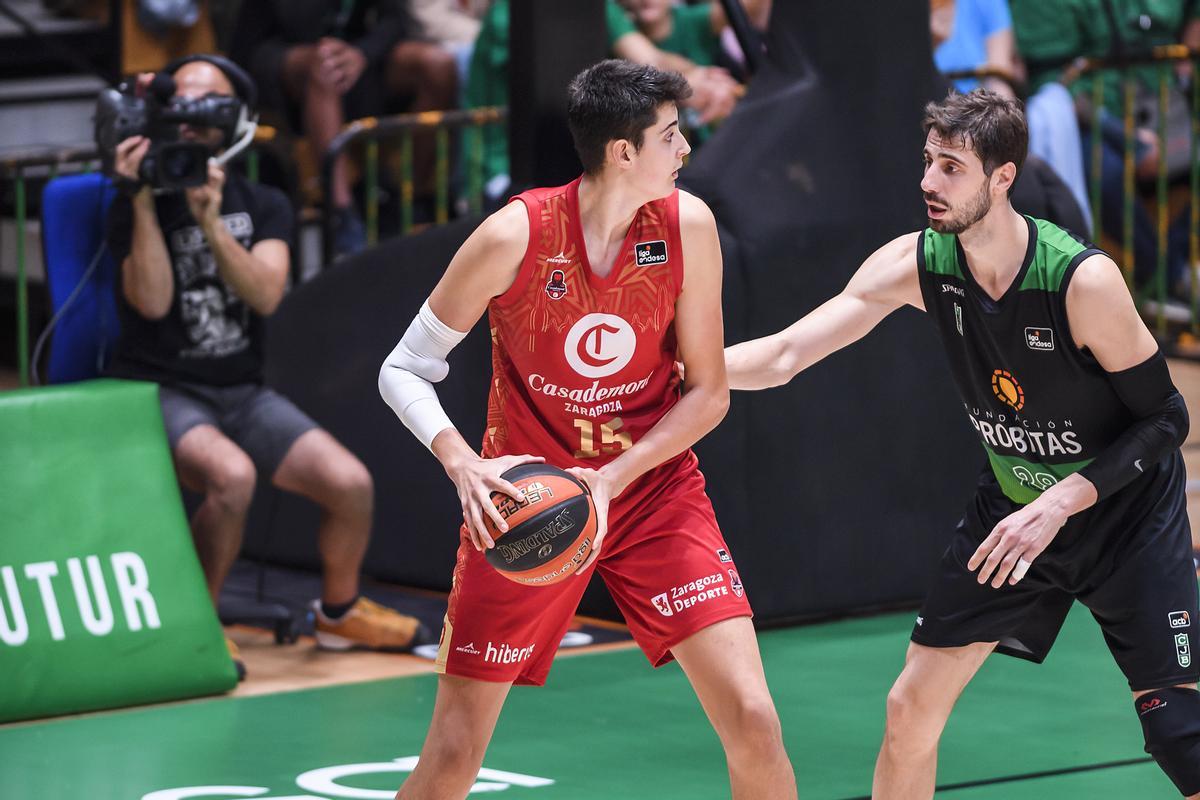 Aday Mara frente a Ante Tomic durante el partido en Badalona.
