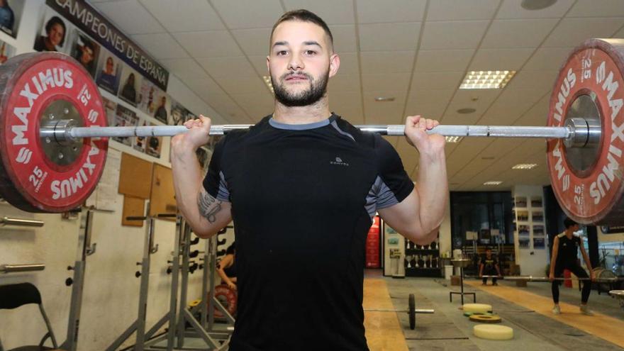 Víctor Castro, durante un entrenamiento en las instalaciones del Club Halterofilia Coruña.