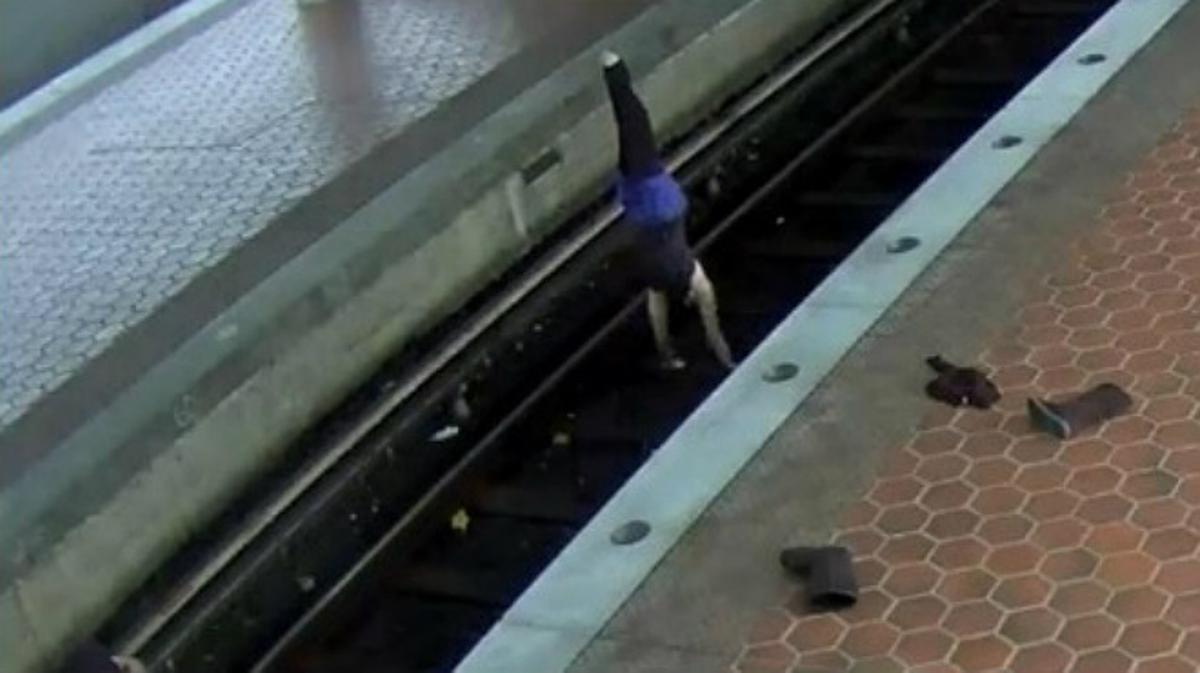 Detenida una joven por hacerse fotos practicando yoga en las vías del metro de Washington.