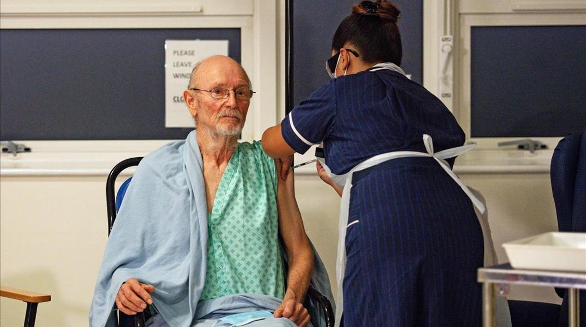 Coventry (United Kingdom)  08 12 2020 -  Bill  William Shakespeare  81  (L) receives the Pfizer BioNtech COVID-19 vaccine administered by nurse May Parsons  at the start of the largest ever immunisation programme in the UK s history  at University Hospital  Coventry  Britain  08 December 2020  (Reino Unido) EFE EPA Jacob King   POOL