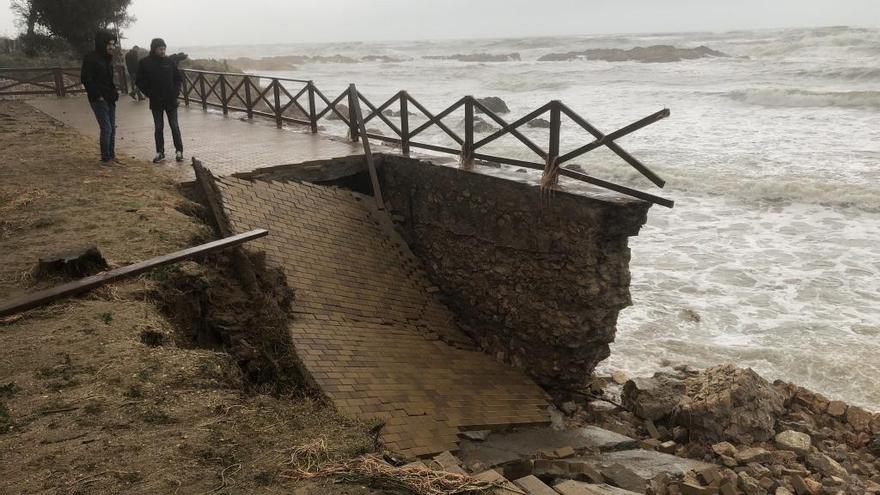 La destrossa causada al passeig pel fort onatge.