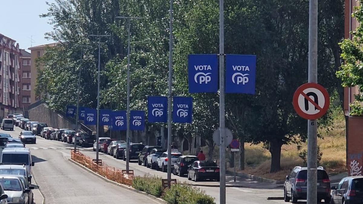 Banderolas del PP en la Cañada de la Vizana, donse el espacio ocupado por los populares excede con creces al que les corresponde ocupando el de otros partidos.