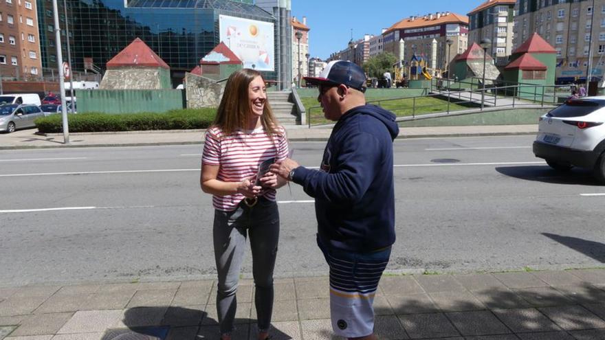 Pumariega, ayer, charlando con un vecino en El Llano.