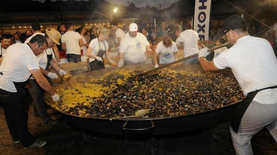 La Festa da Paella aplicó este año un descuento del 50% a los recién empadronados. // Bernabé/Luismy