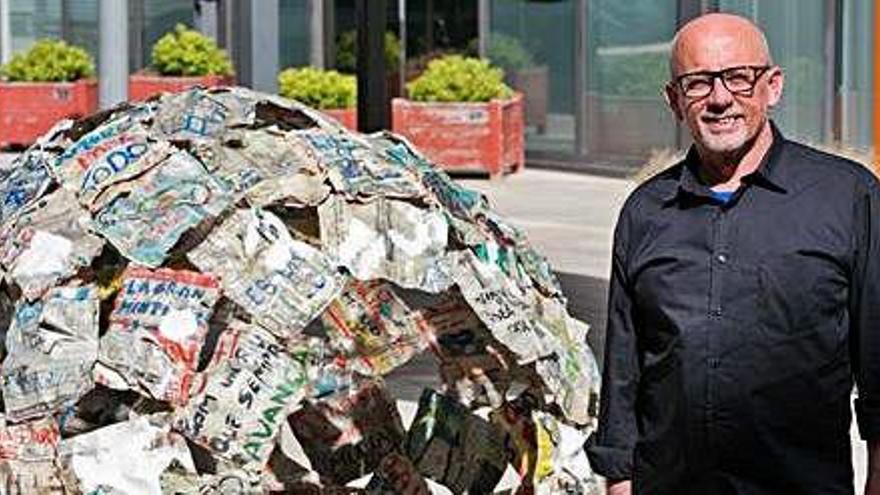 Joan Ribas posa con el edificio del Cetis con el iglú que «simboliza el derecho a la vivienda».