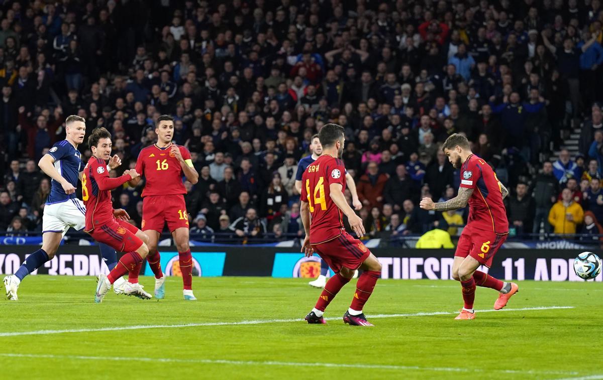 Rodri Hernández (16) mira el momento del 1-0 en el Escocia-España de la fase de clasificación para la Eurocopa de 2024