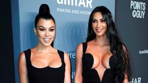 Kourtney y Kim Kardashian en la Gala AmFar 2019