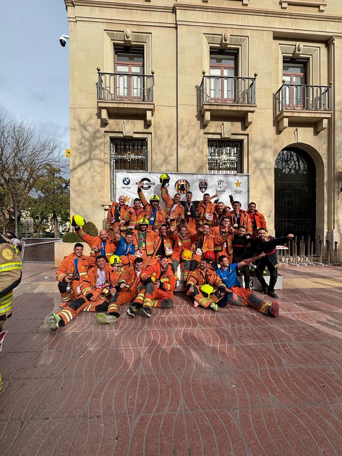 Algunos de los bomberos que corrieron en la cita de Xàtiva, tras finalizar la carrera.