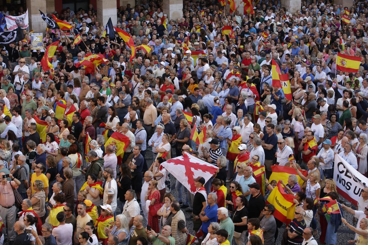 En imágenes: así fue la masiva manifestación en Gijón de apoyo a Ceuta en la plaza Mayor
